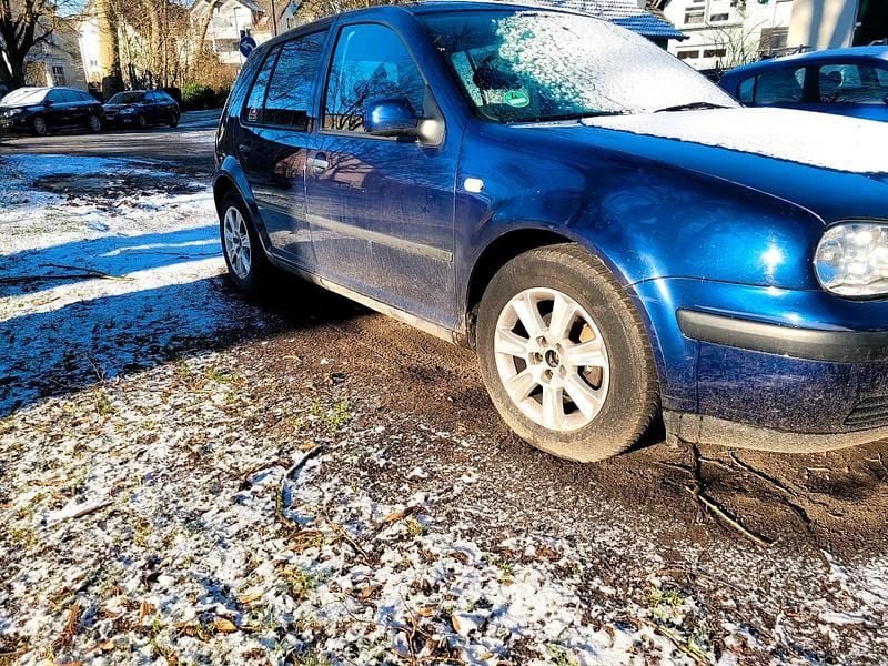Blau Gebraucht 2000 VW Golf IV Kleinwagen | 950 € (Guter Preis) - Bild 1/4