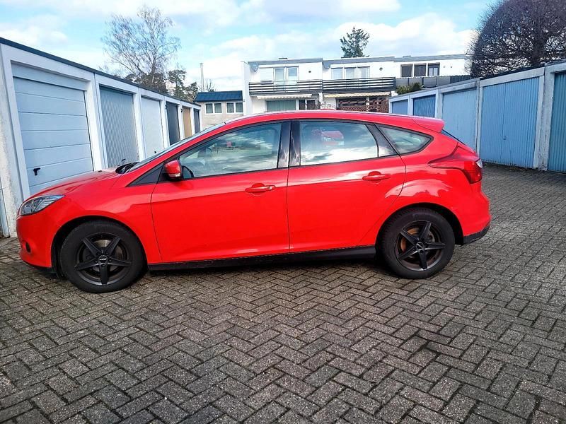 Gebraucht Ford Focus 105 PS (77 kW) 2012 Rot Limousine