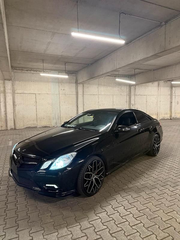 Gebraucht Mercedes E350 AMG 231 PS (169 kW) 2010 Schwarz Coupé