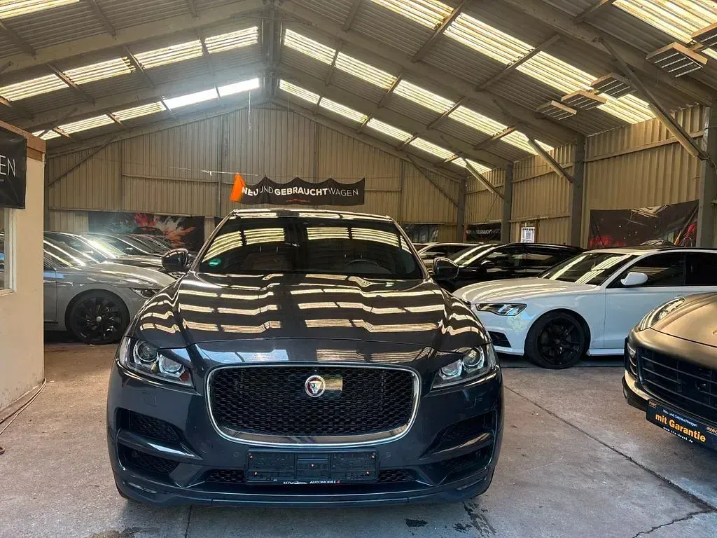 Gebraucht Jaguar F-Pace Portfolio 179 PS (131 kW) 2019 Grau SUV