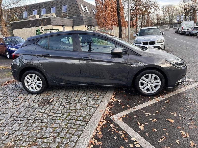 Gebraucht Opel Astra Edition 105 PS (77 kW) 2016 Grau Limousine