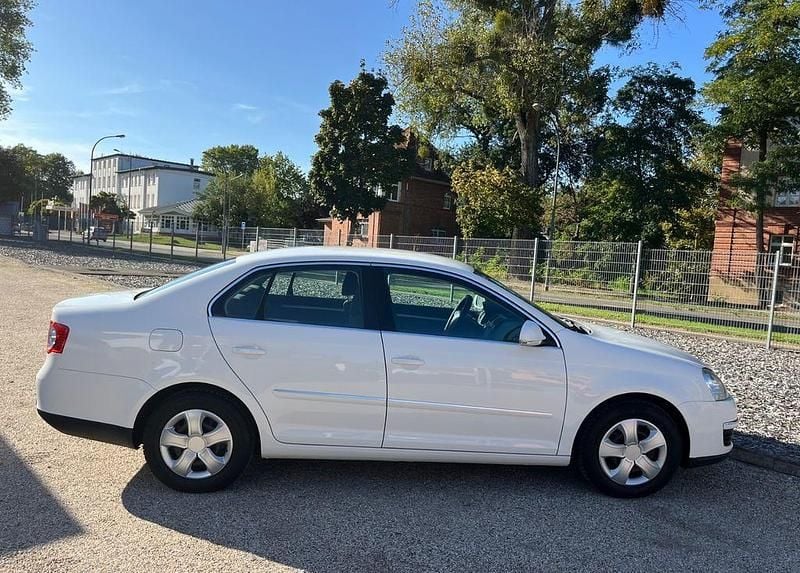 Weiß Gebraucht 2008 VW Jetta Comfortline Limousine | 1.200 € (Superpreis) - Bild 1/4