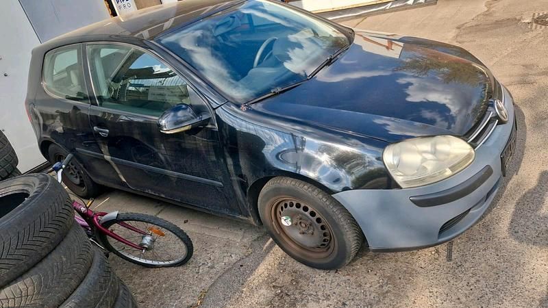 Schwarz Gebraucht 2005 VW Golf V Limousine | 750 € (Superpreis) - Bild 1/4