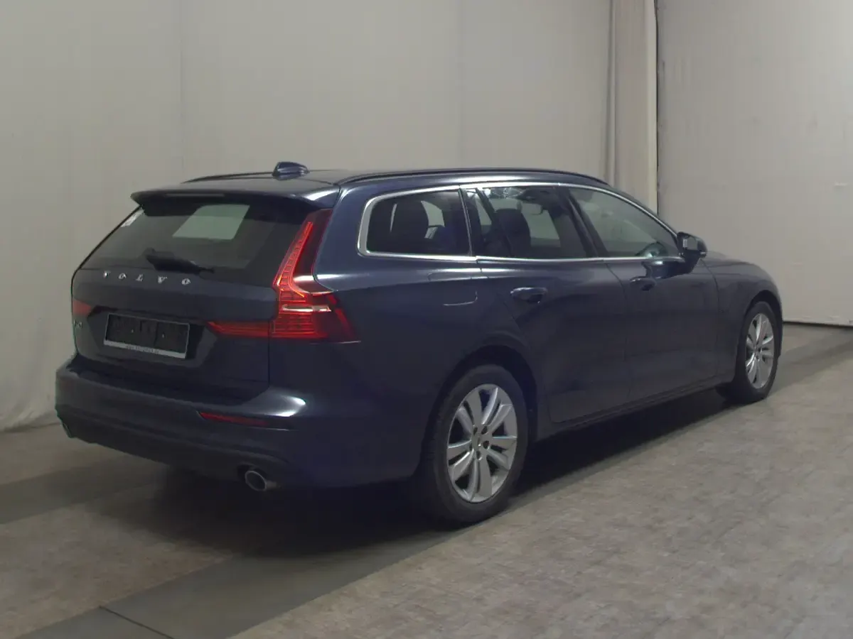 Gebraucht Volvo V60 Momentum 197 PS (144 kW) 2021 Blau Kombi