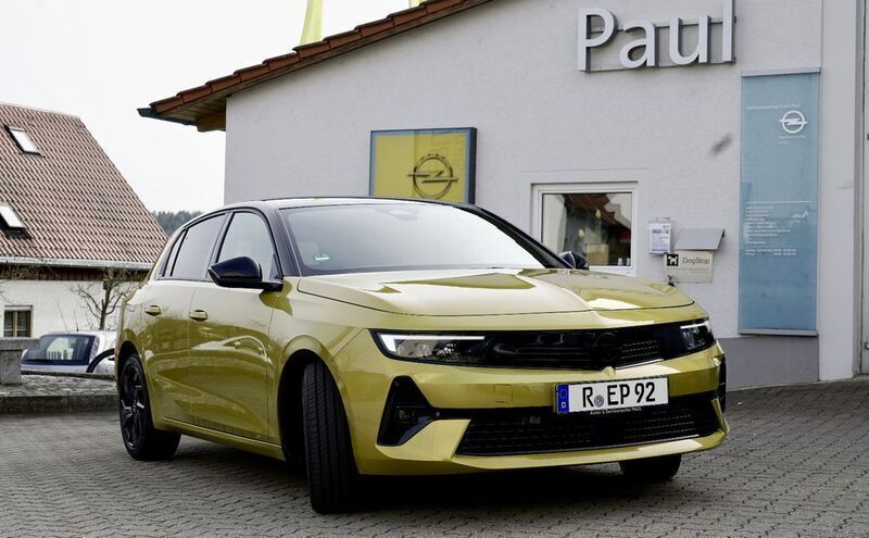 Gelb Gebraucht 2023 Opel Astra GS Line Limousine | 24.199 € (Teuer) - Bild 1/4