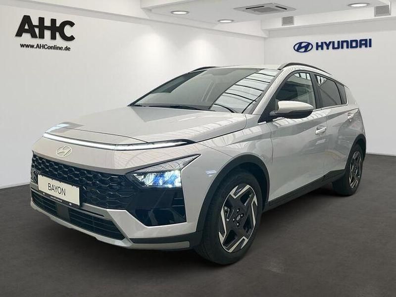 Grau lumen grey Gebraucht 2024 Hyundai Bayon Prime SUV | 23.350 € (Fairer Preis) - Bild 1/4