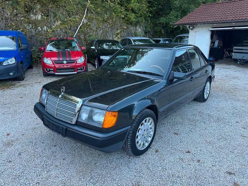 Braun Gebraucht 1989 Mercedes E260 Limousine | 5.555 € - Bild 1/4