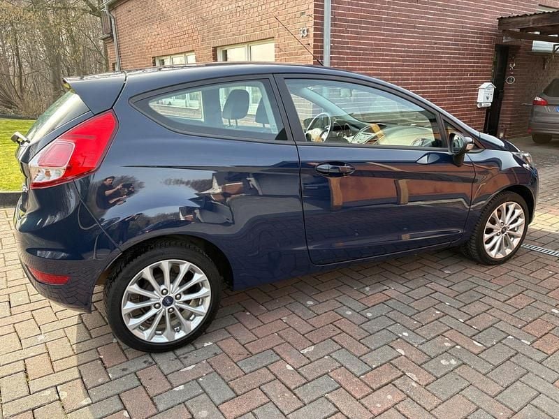 Gebraucht Ford Fiesta 60 PS (44 kW) 2015 Blau Kleinwagen