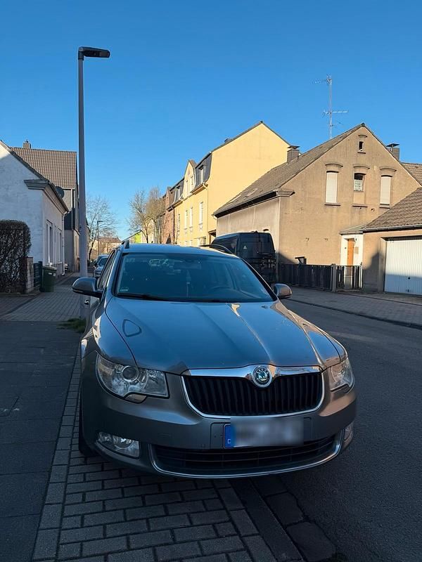 Gebraucht Skoda Superb 122 PS (89 kW) 2011 Grau Kombi