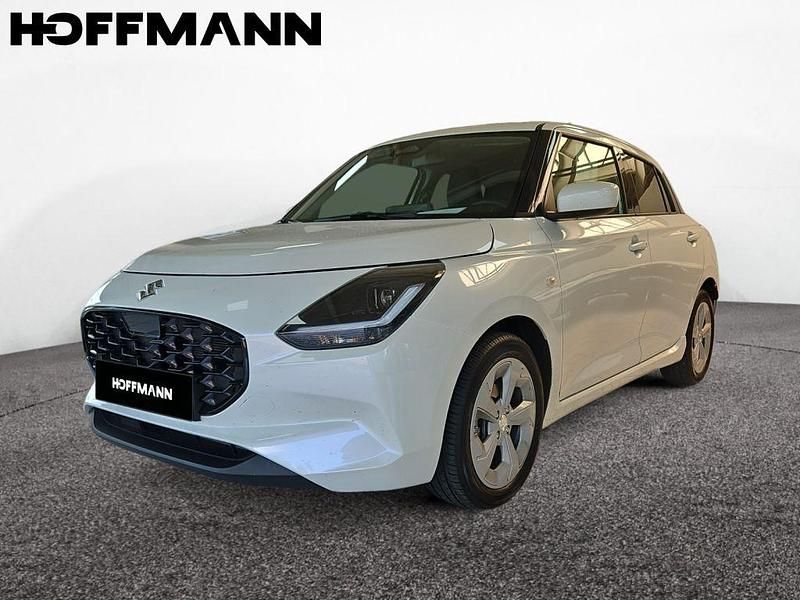 Pure white pearl metallic Gebraucht 2024 Suzuki Swift Comfort Limousine | 17.929 € (Fairer Preis) - Bild 1/4