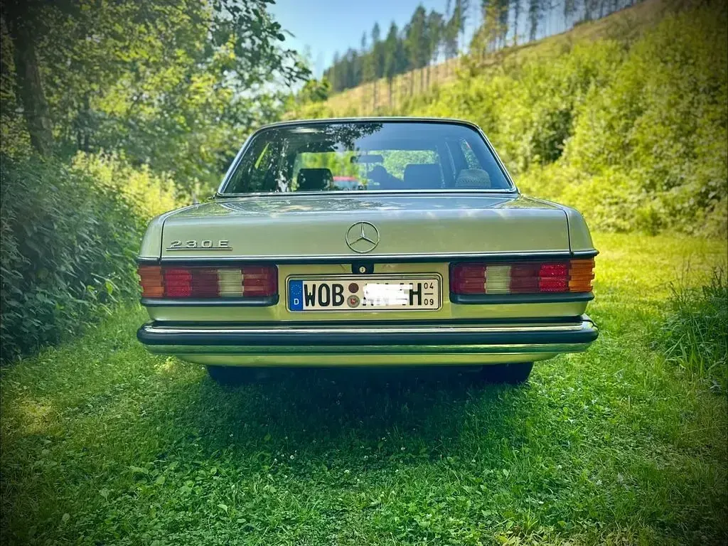 Gebraucht Mercedes E230 136 PS (100 kW) 1982 Grün Limousine