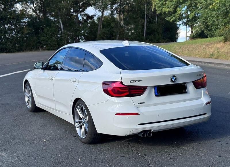 Weiß Gebraucht 2019 BMW 320 Gran Turismo Sport Line Limousine | 19.900 € (Fairer Preis) - Bild 1/4