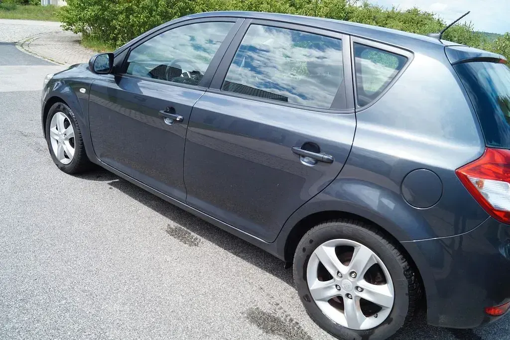 Usado Kia Ceed 90 CV (66 kW) 2012 Gris Utilitario