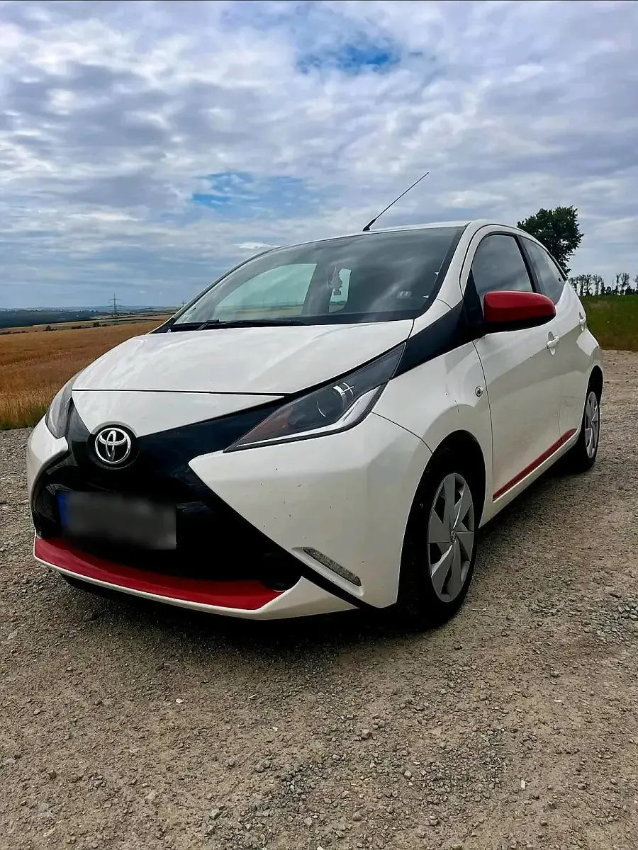 Gebraucht Toyota Aygo 69 PS (50 kW) 2017 Weiß Kleinwagen