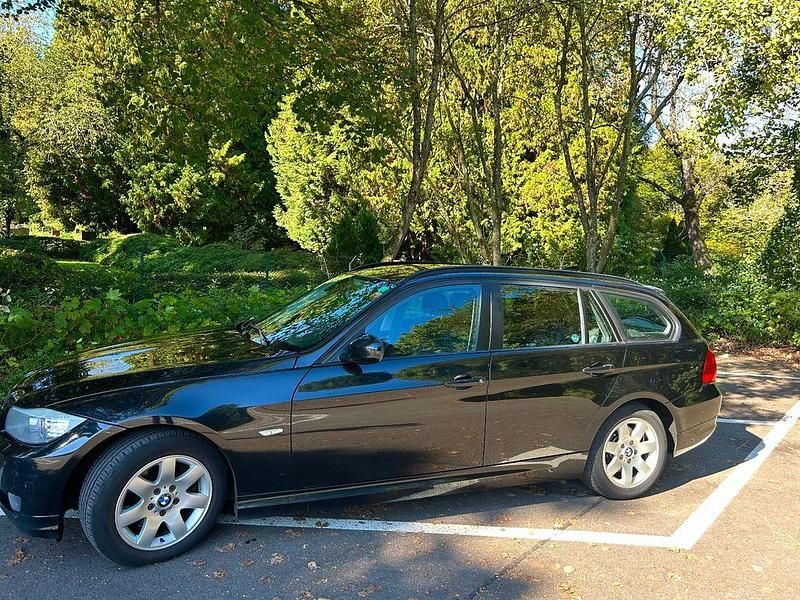 Schwarz Gebraucht 2012 BMW 320 Sport Line Kombi | 3.800 € (Fairer Preis) - Bild 1/4