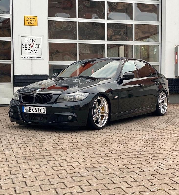 Schwarz Gebraucht 2011 BMW 325 M Sport Limousine | 10.950 € - Bild 1/4