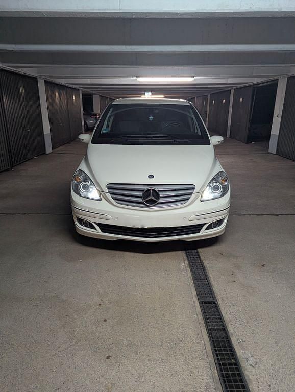 Weiß Gebraucht 2006 Mercedes B200 Van / Kleinbus | 6.900 € (Etwas zu teuer) - Bild 1/4
