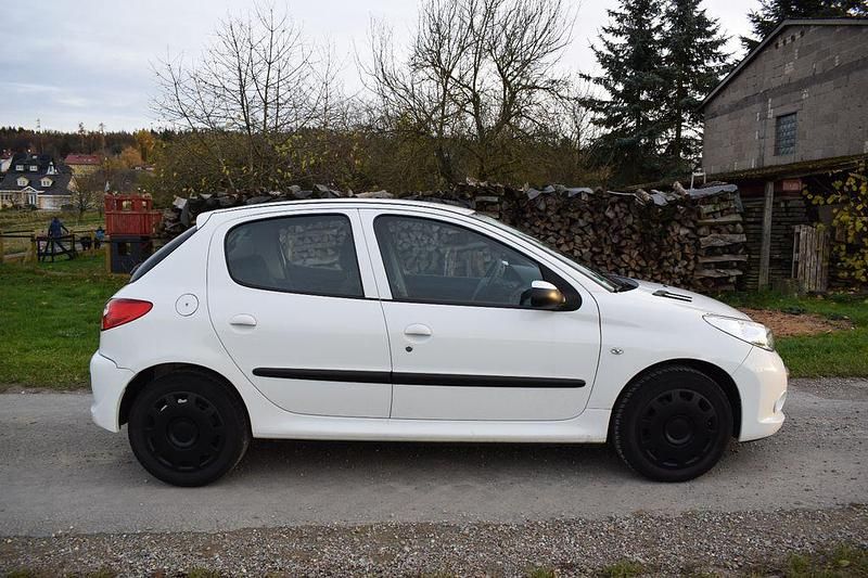 Gebraucht Peugeot 206+ 73 PS (53 kW) 2009 Weiß Kleinwagen