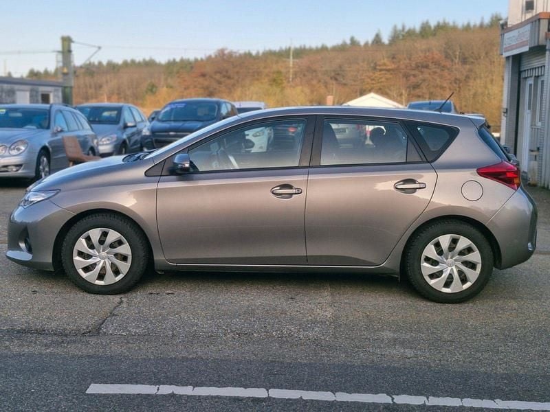Gebraucht Toyota Auris Cool 99 PS (72 kW) 2015 Grau Kleinwagen