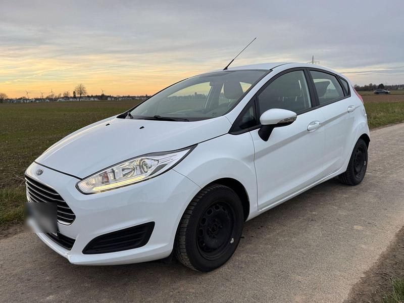 Weiß Gebraucht 2015 Ford Fiesta Trend Kleinwagen | 5.790 € (Fairer Preis) - Bild 1/4