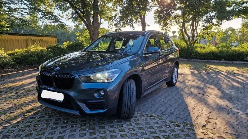 Grau Gebraucht 2018 BMW X1 SUV | 16.490 € (Superpreis) - Bild 1/4