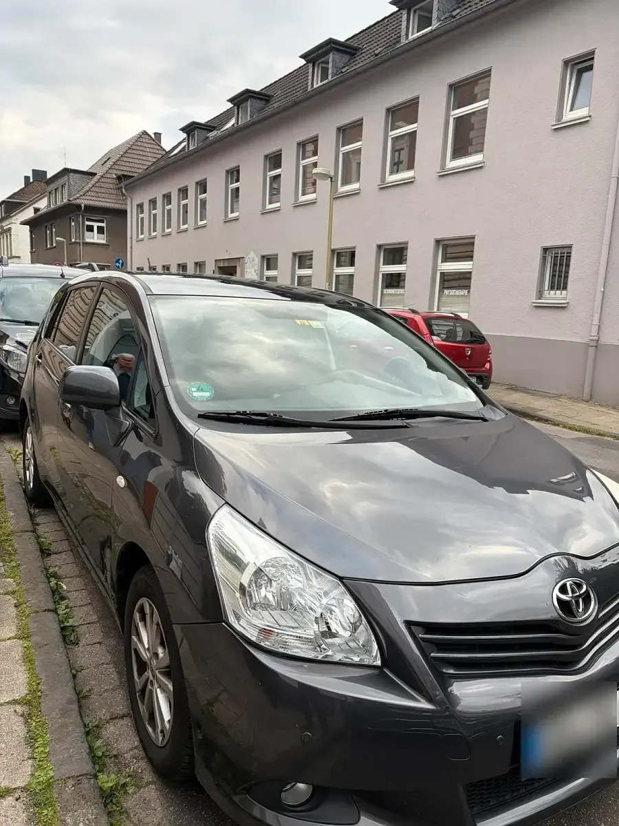 Gebraucht Toyota Verso 132 PS (97 kW) 2011 Grau Van / Kleinbus