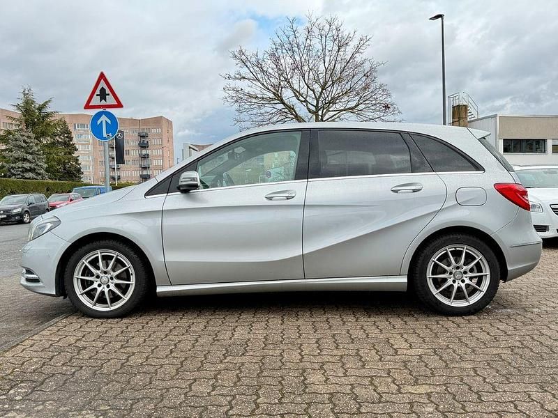 Gebraucht Mercedes B200 156 PS (114 kW) 2014 Silber Van / Kleinbus
