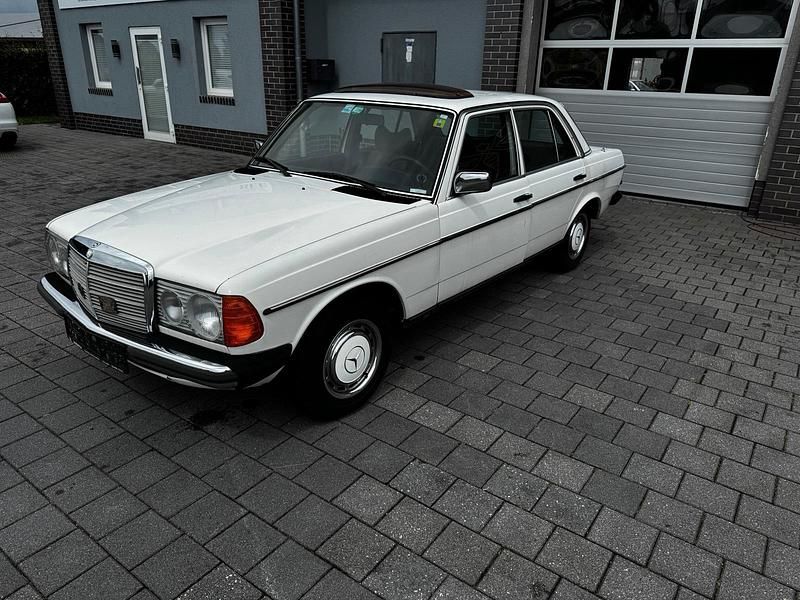 Weiß Gebraucht 1977 Mercedes 250 Limousine | 7.800 € - Bild 1/4