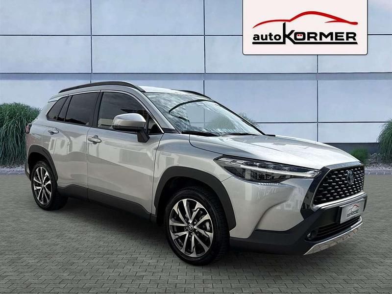 Shimmering silber metallic Gebraucht 2023 Toyota Corolla Cross Team SUV | 30.880 € (Superpreis) - Bild 1/4