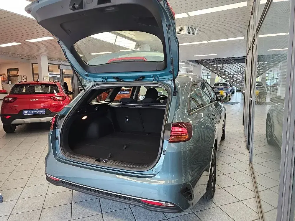 Neu Kia Ceed 140 PS (102 kW) 2026 Schwarz Kleinwagen