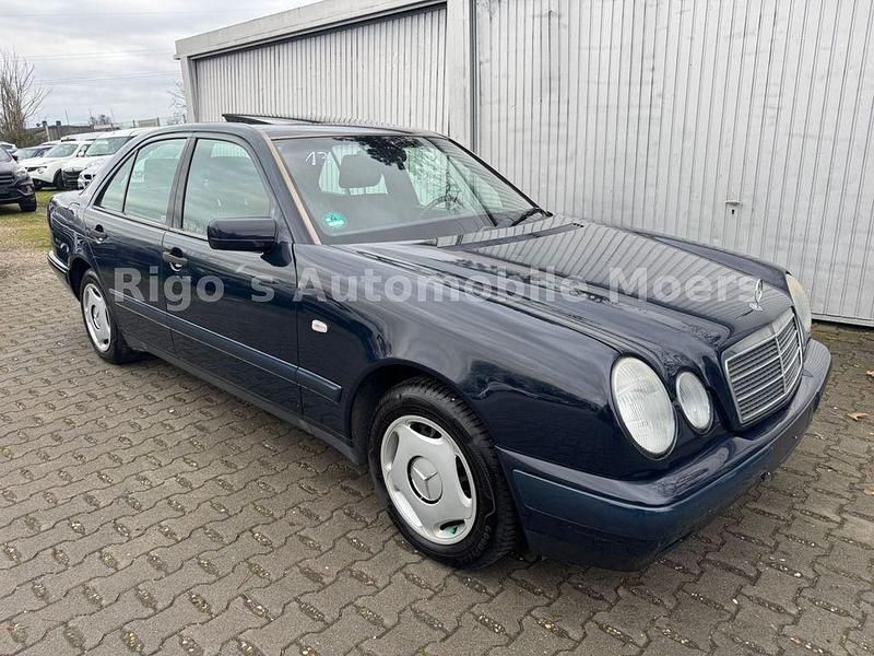Gebraucht Mercedes E200 136 PS (100 kW) 1997 Blau Limousine