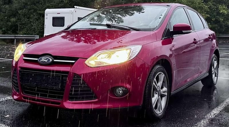 Rot Gebraucht 2013 Ford Focus Titanium Kombi | 3.299 € (Superpreis) - Bild 1/4