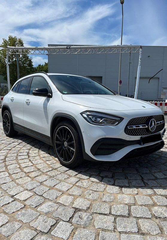Weiß Gebraucht 2021 Mercedes GLA200 AMG line SUV | 32.999 € (Fairer Preis) - Bild 1/4