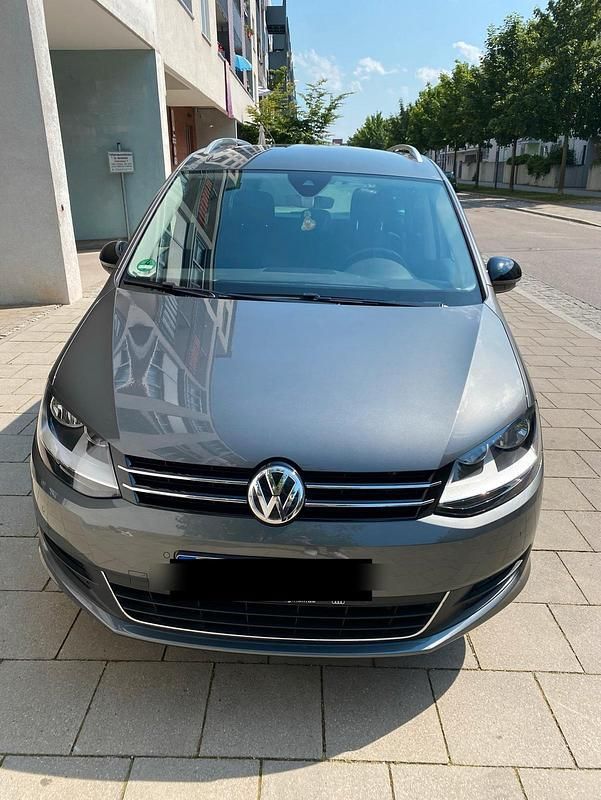 Grau Gebraucht 2019 VW Sharan IQ Drive Van / Kleinbus | 29.900 € (Teuer) - Bild 1/4