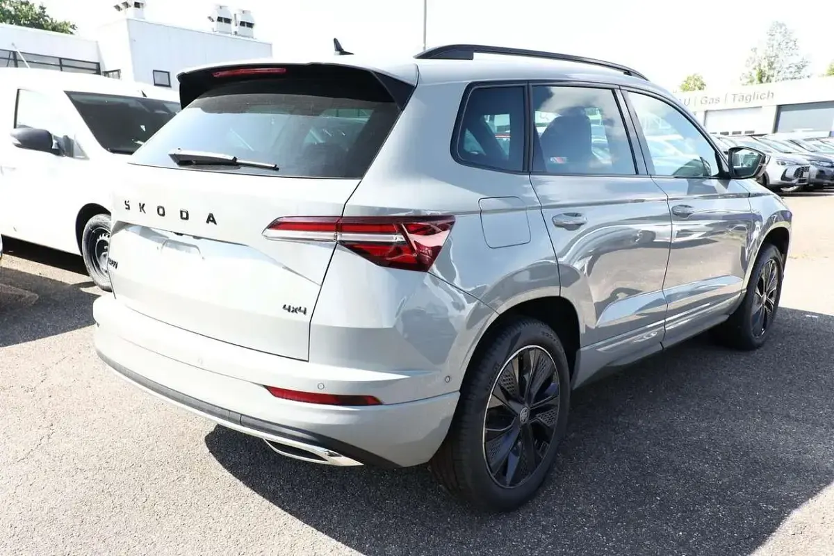 Neu Skoda Karoq SportLine 150 PS (110 kW) 2025 Stahlgrau SUV
