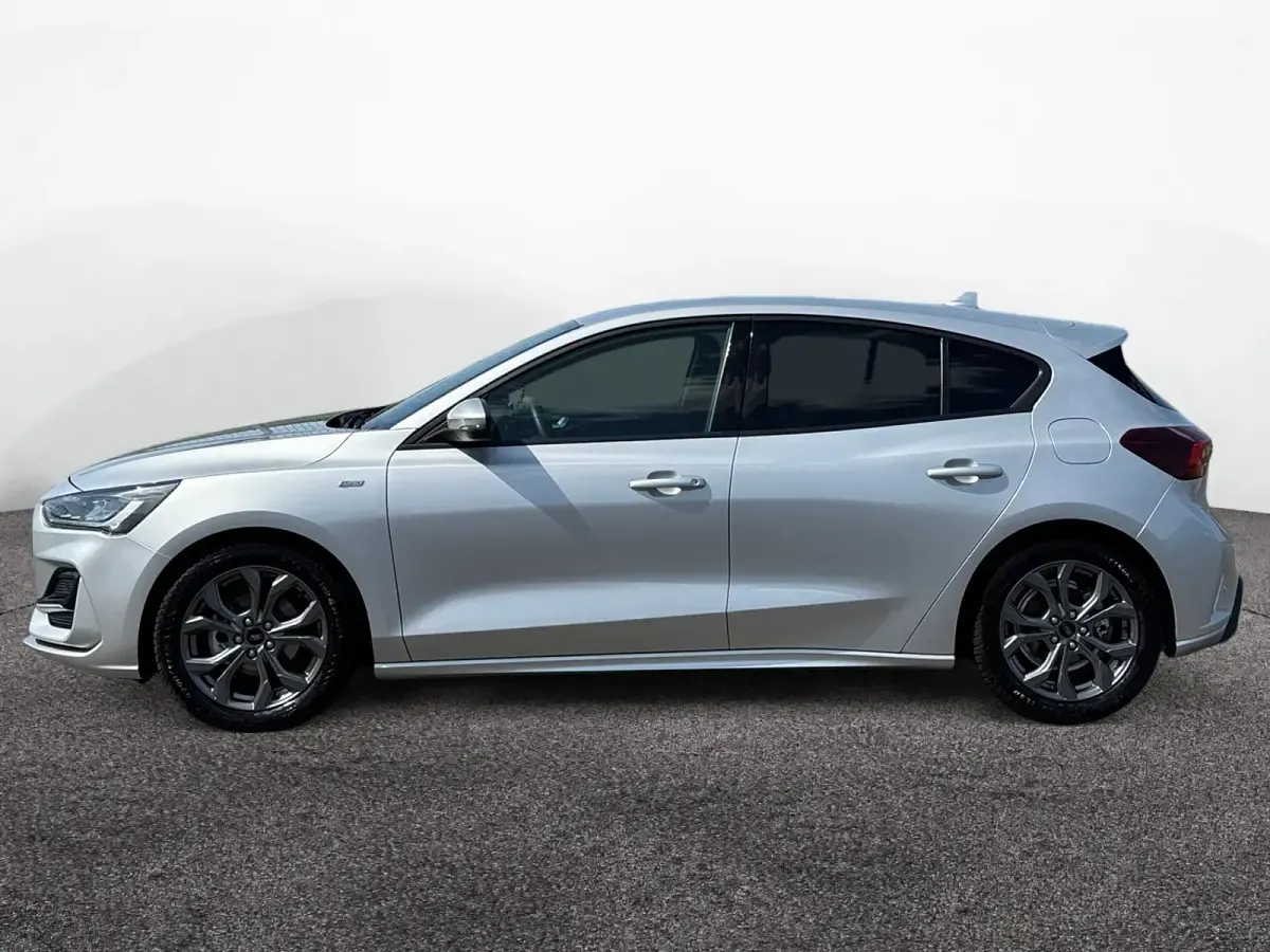 Gebraucht Ford Focus ST-Line 125 PS (91 kW) 2025 Moondust silver Limousine
