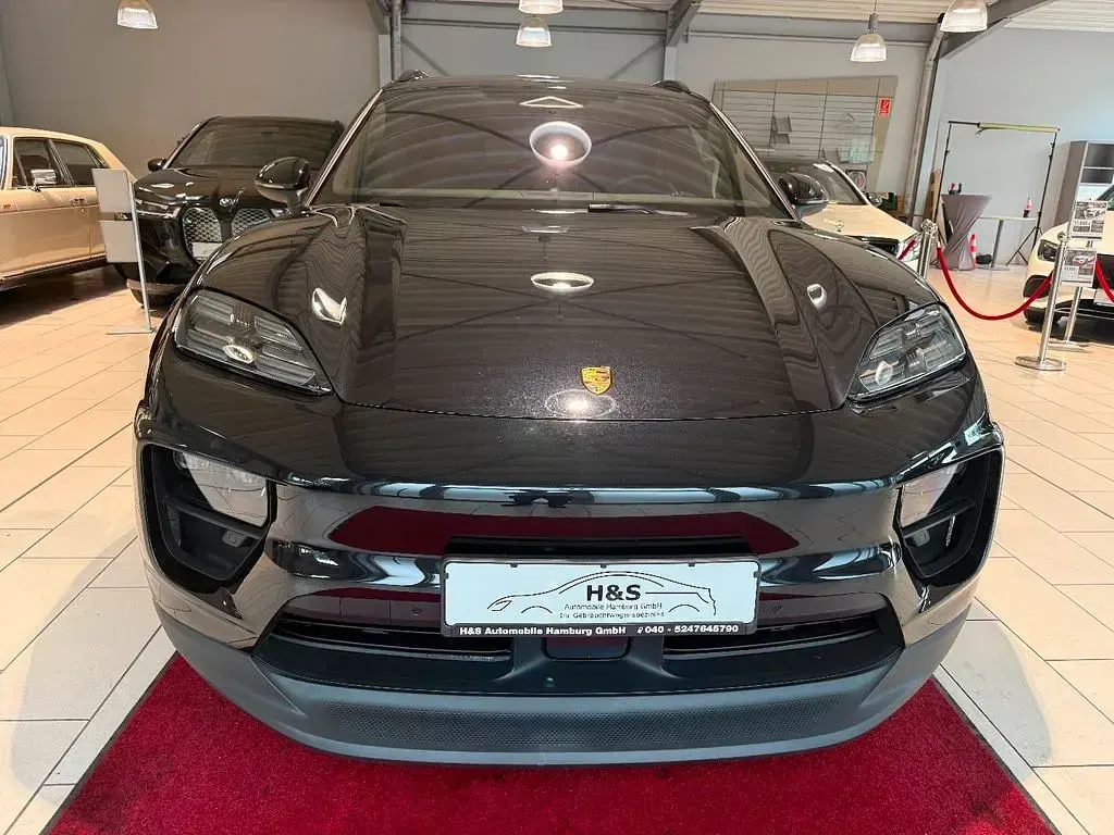 Gebraucht Porsche Macan 4 Electric 300 kW (408 PS) 2025 Tiefschwarz SUV