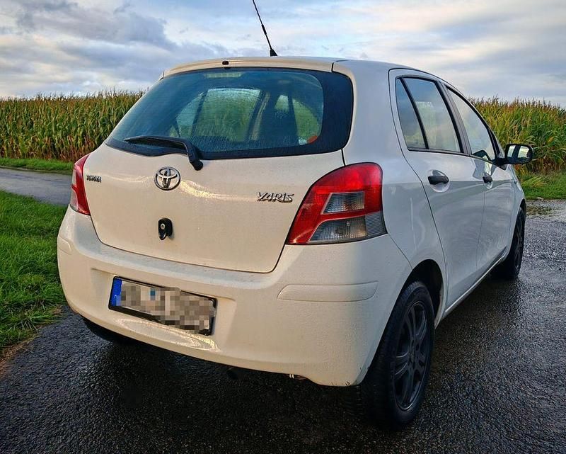 Weiß Gebraucht 2010 Toyota Yaris Limousine | 2.799 € (Fairer Preis) - Bild 1/4