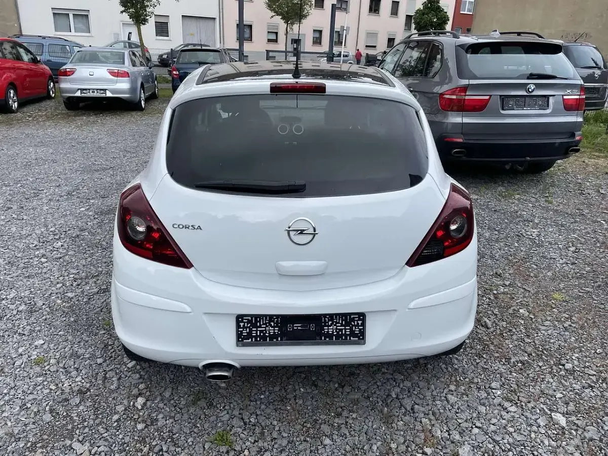 Gebraucht Opel Corsa Color Edition 101 PS (74 kW) 2013 Casablanca weiss Kleinwagen