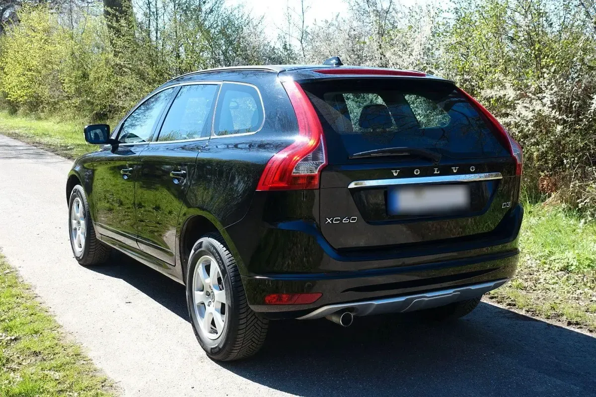 Second-hand Volvo XC60 Kinetic 136 CP (100 kW) 2013 Negru SUV