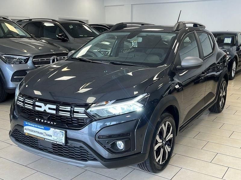 Grau Gebraucht 2023 Dacia Sandero Expression Kleinwagen | 13.870 € (Fairer Preis) - Bild 1/4