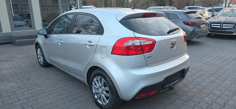 Gebraucht Kia Rio Edition 7 109 PS (80 kW) 2014 Silber Limousine