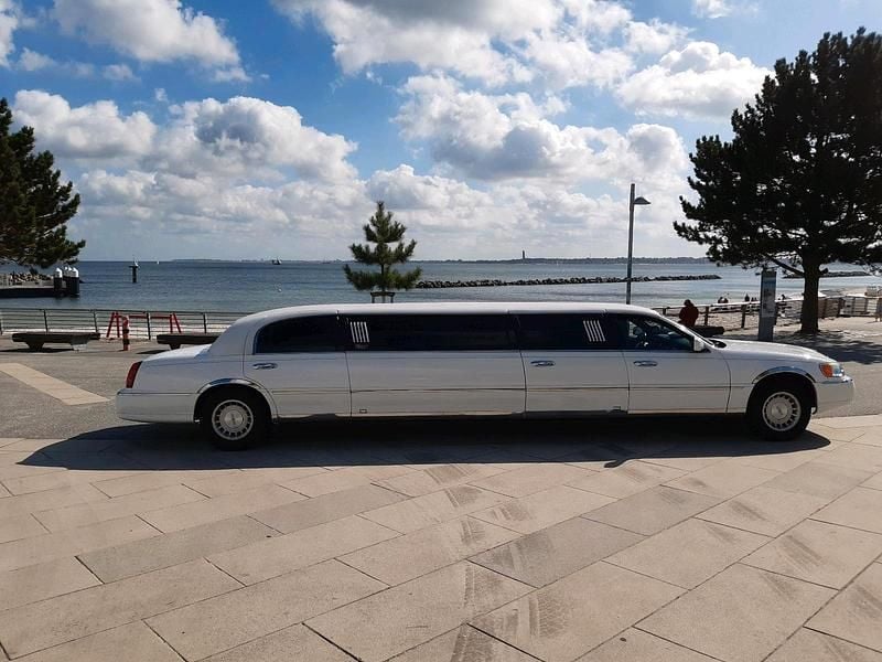 Weiß Gebraucht 2001 Lincoln Town Car Limousine | 12.999 € - Bild 1/4