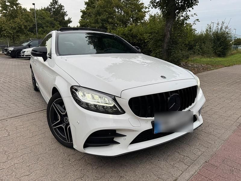 Weiß Gebraucht 2018 Mercedes C220 AMG line Coupé | 30.750 € - Bild 1/4