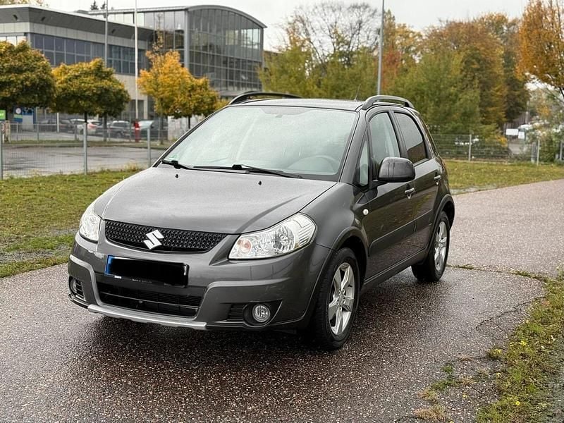 Grau Gebraucht 2010 Suzuki SX4 Limousine | 4.699 € (Superpreis) - Bild 1/4
