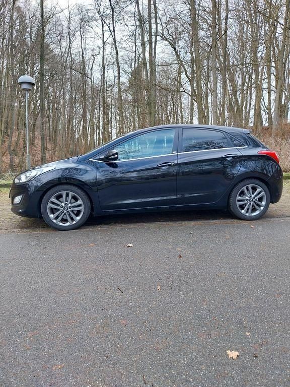Gebraucht Hyundai i30 Passion 110 PS (80 kW) 2016 Schwarz Limousine