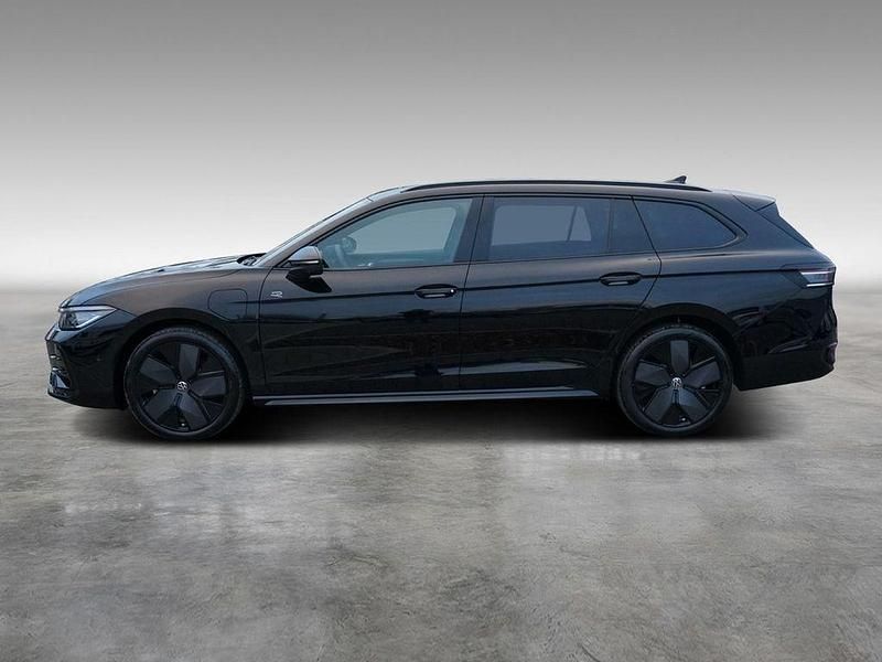 Gebraucht VW Passat R-line 272 PS (200 kW) 2024 Grenadillschwarz metallic Kombi