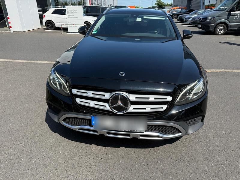 Schwarz Gebraucht 2017 Mercedes E220 Kombi | 19.000 € - Bild 1/4