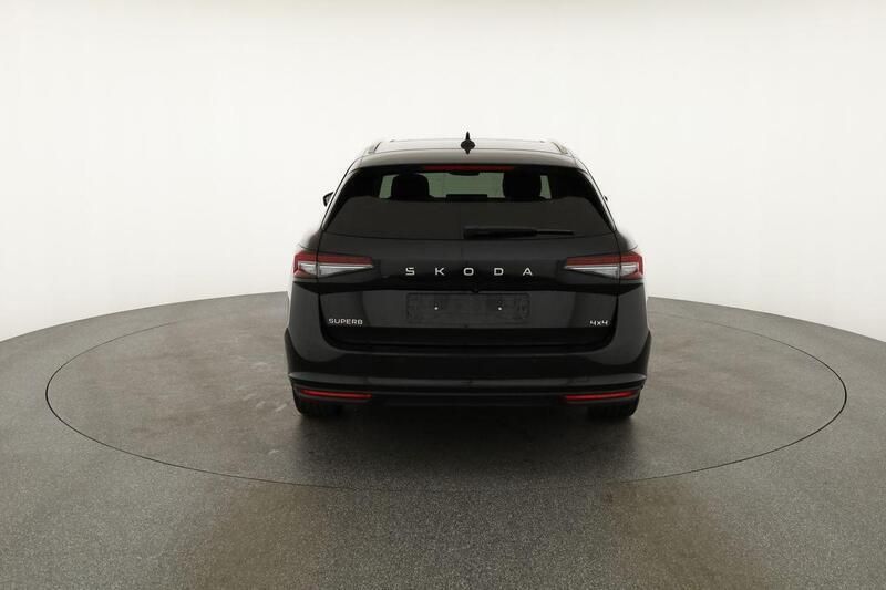 Onyx schwarz metallic Gebraucht 2024 Skoda Superb Selection Kombi | 40.475 € (Guter Preis) - Bild 1/4