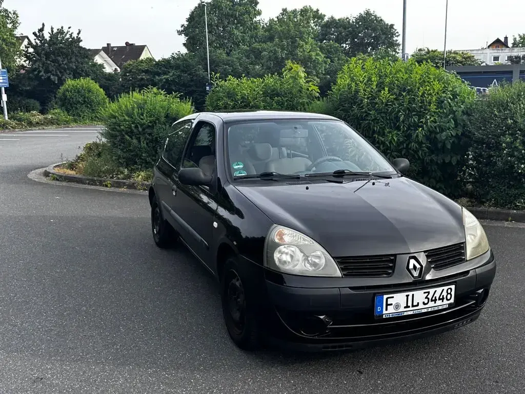 Używany Renault Clio II Authentique 58 KM (42 kW) 2004 Czarny Sedan/Limuzyna